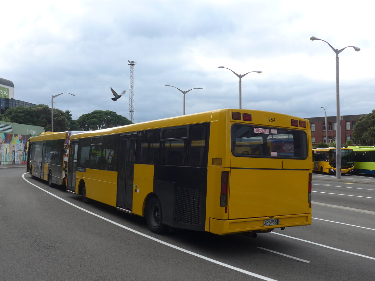 (191'594) - GO Wellington - Nr. 754/XP6955 - MAN/Designline am 27. April 2018 beim Bahnhof Wellington