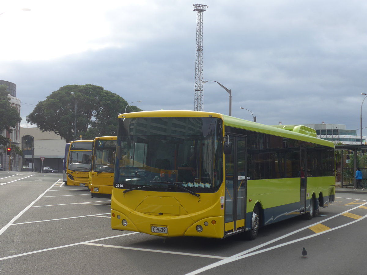 (191'606) - GO Wellington - Nr. 2449/CPG39 - MAN/Designline am 27. April 2018 beim Bahnhof Wellington