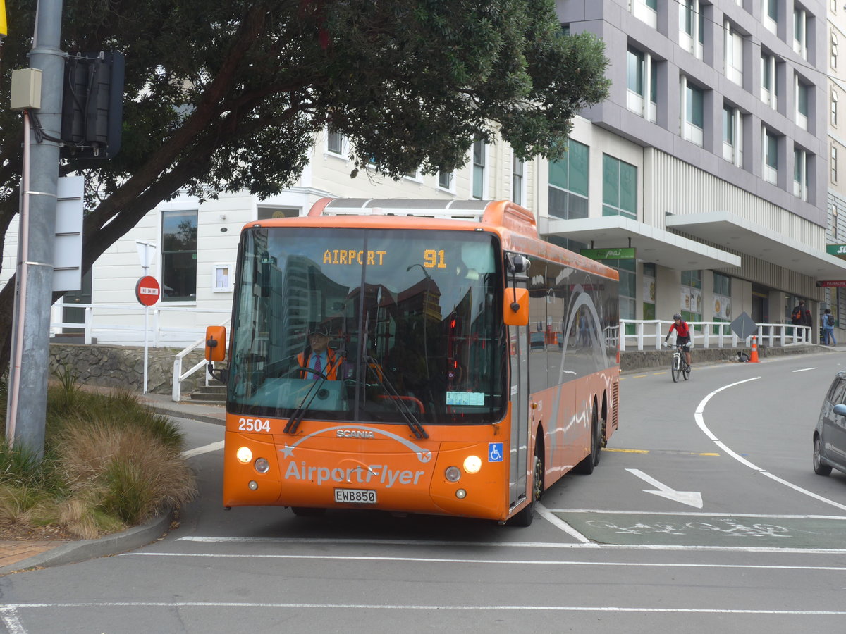 (191'610) - Airport Flyer, Wellington - Nr. 2504/EWB850 - Scania/KiwiBus am 27. April 2018 beim Bahnhof Wellington