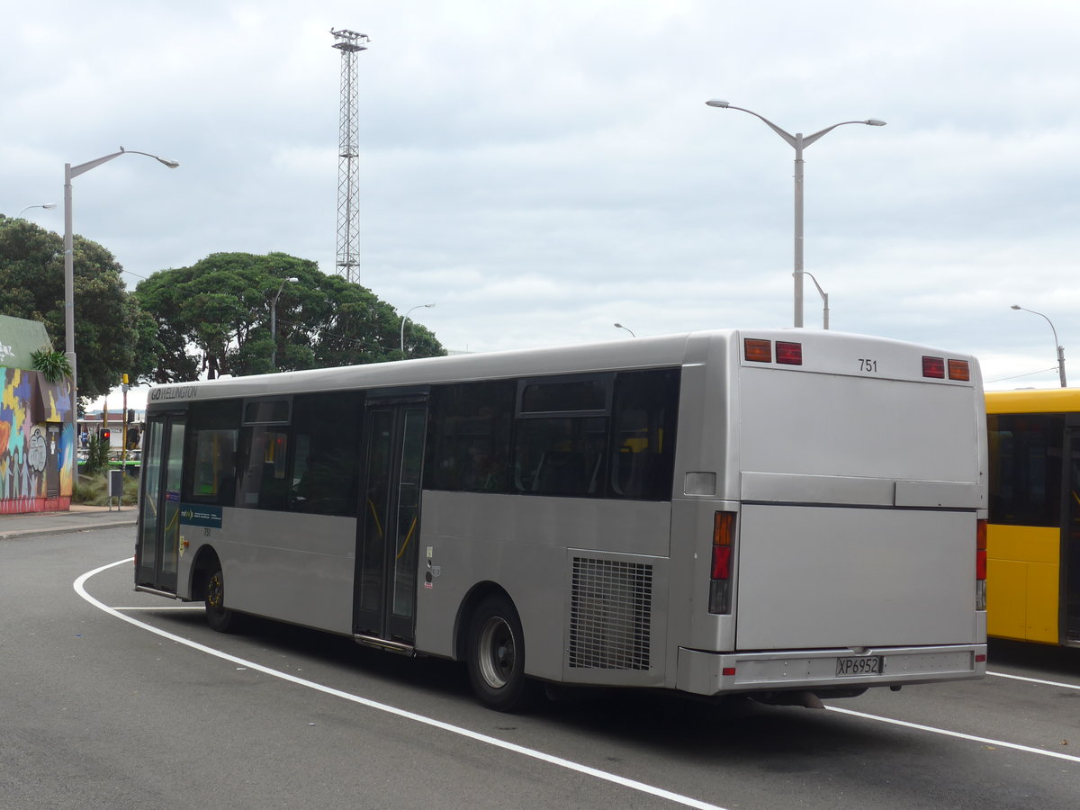 (191'639) - GO Wellington - Nr. 751/XP6952 - MAN/Designline am 27. April 2018 beim Bahnhof Wellington