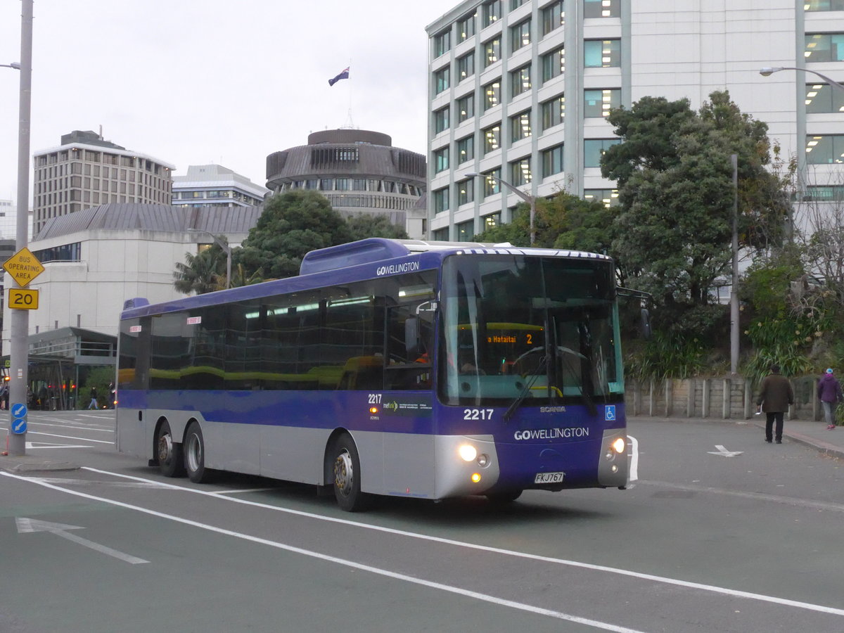 (191'820) - GO Wellington - Nr. 2217/FKJ767 - Scania/KiwiBus am 27. April 2018 beim Bahnhof Wellington