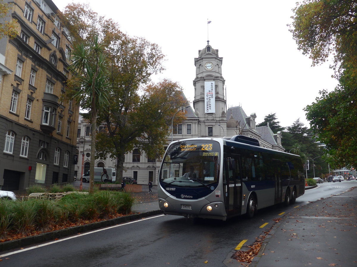 (192'105) - AT Metro, Auckland - Nr. NB2157/EWE91 - Scania/Designline am 30. April 2018 in Auckland