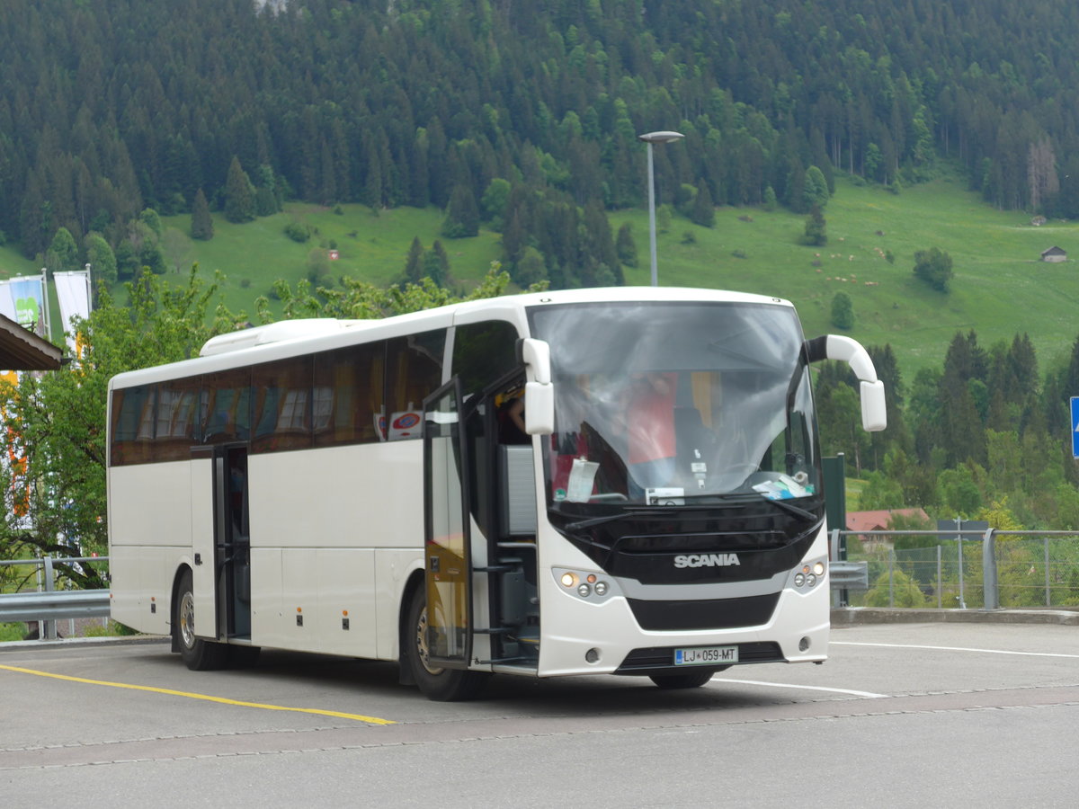 (193'274) - Aus Slowenien: ??? - LJ 059-MT - Scania/Higer am 21. Mai 2018 beim Bahnhof Chteau-d'Oex