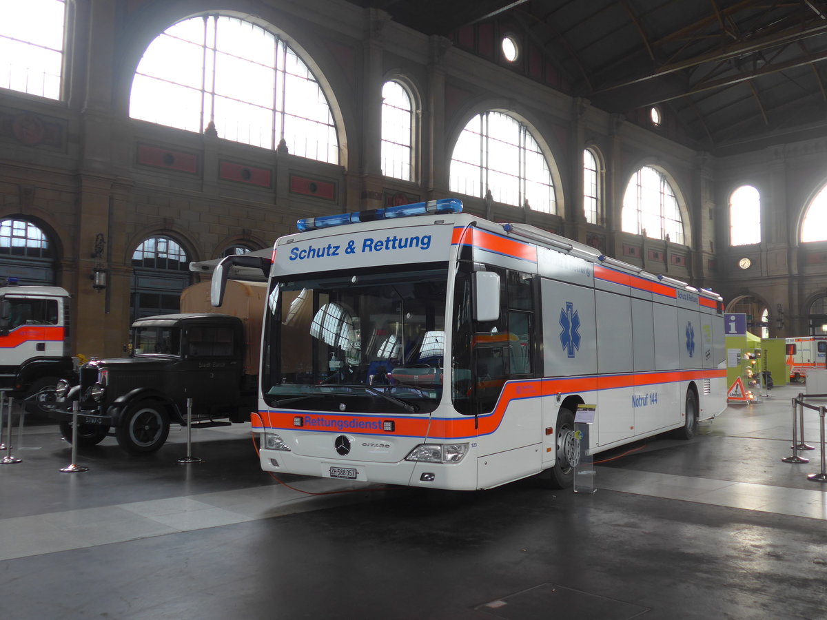 (193'768) - Stadt Zrich, Zrich - Nr. 123/ZH 588'057 - Mercedes am 9. Juni 2018 im Bahnhof Zrich