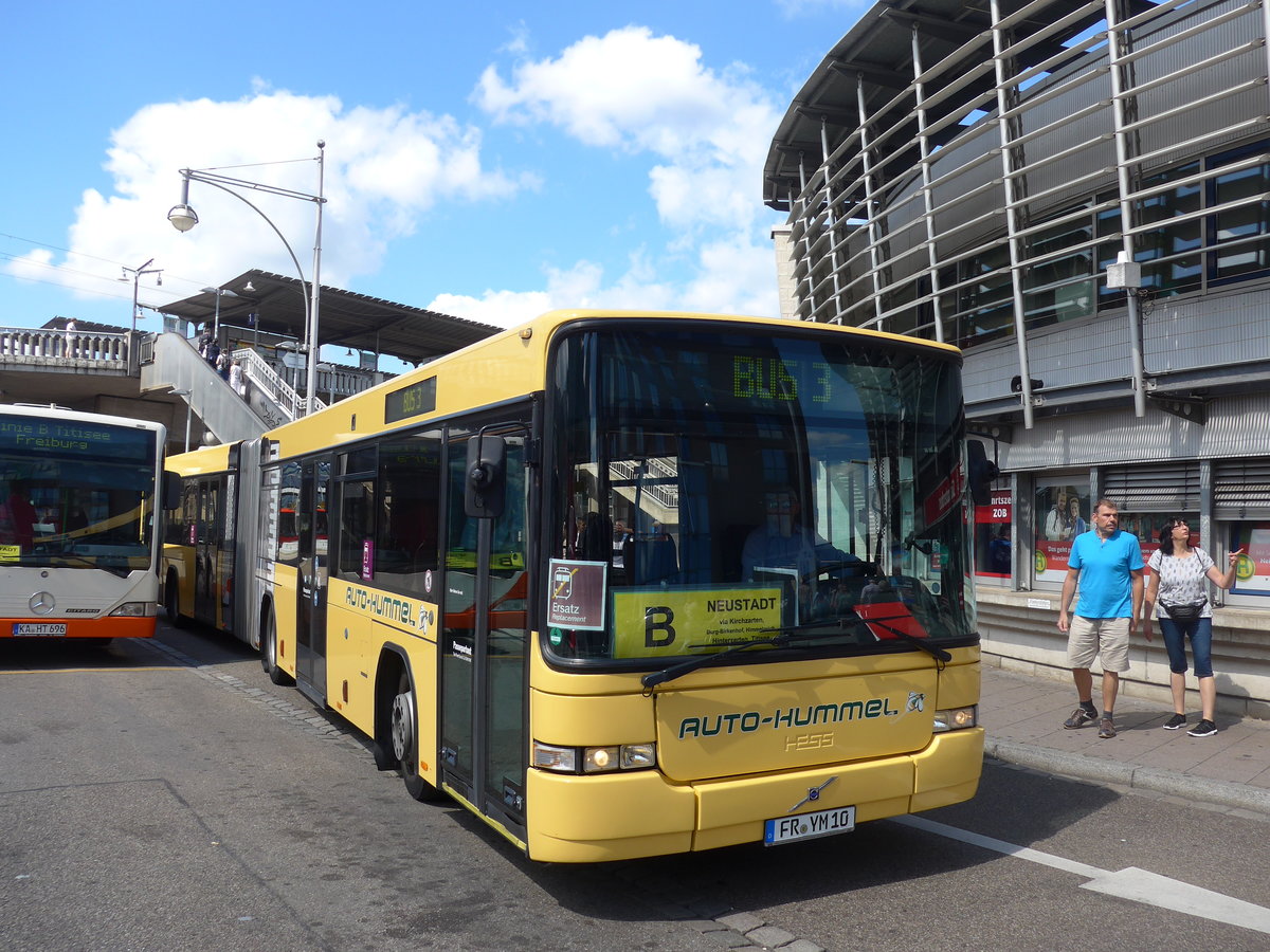 (194'201) - Hummel, Kirchzarten - FR-YM 10 - Volvo/Hess (ex Hess, CH-Bellach) am 18. Juni 2018 beim Bahnhof Freiburg