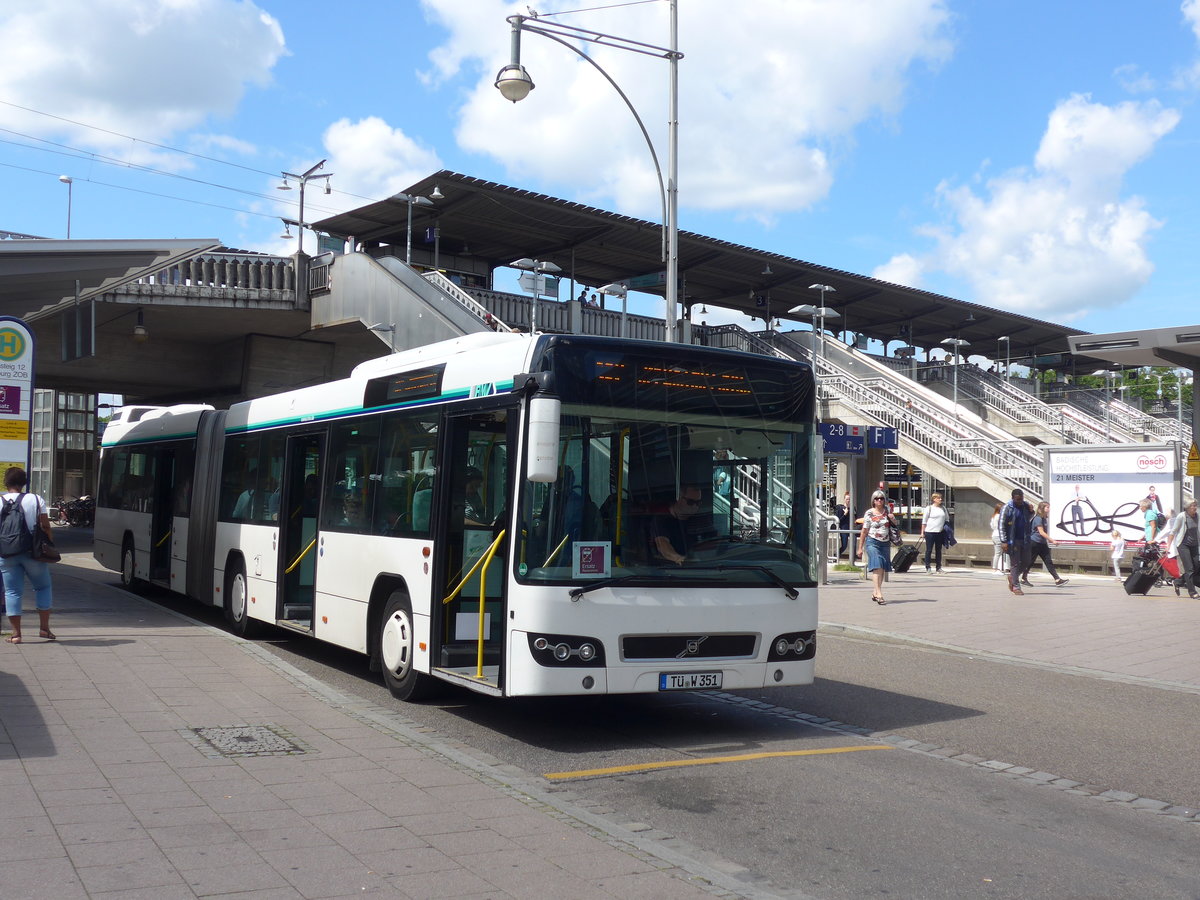 (194'220) - Weiss, Rottenburg - T-W 351 - Volvo (ex Bender, Ehringshausen) am 18. Juni 2018 beim Bahnhof Freiburg