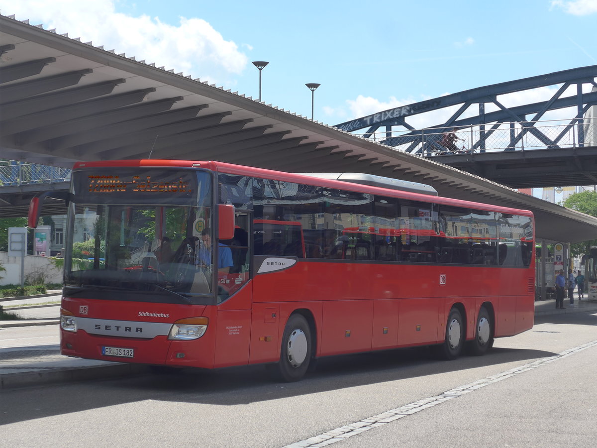 (194'254) - SBG Freiburg - FR-JS 182 - Setra am 18. Juni 2018 beim Bahnhof Freiburg