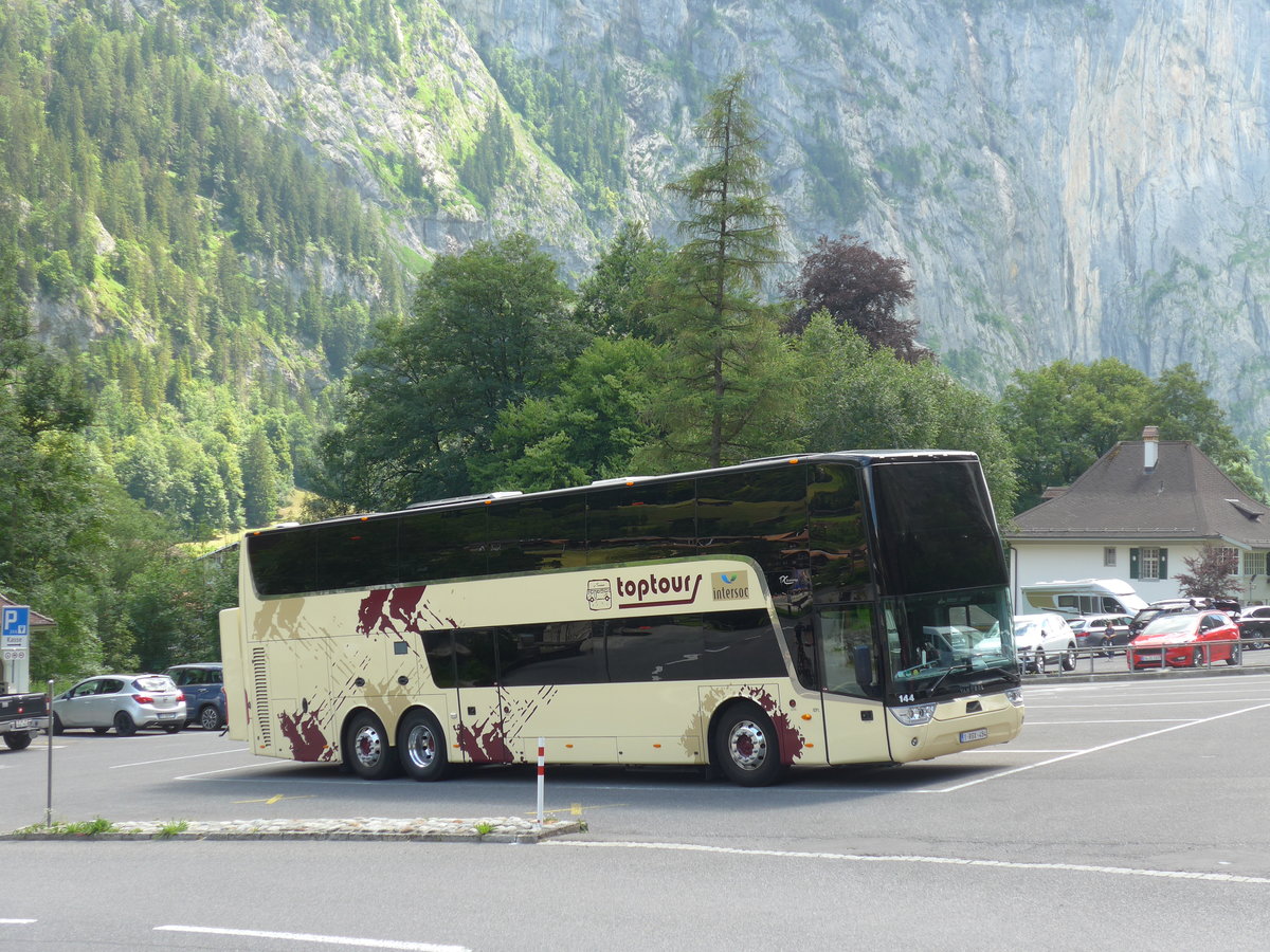 (194'413) - Aus Belgien: Toptours, Aarschot - Nr. 144/1-RGX-494 - Van Hool am 25. Juni 2018 in Lauterbrunnen, Kirche