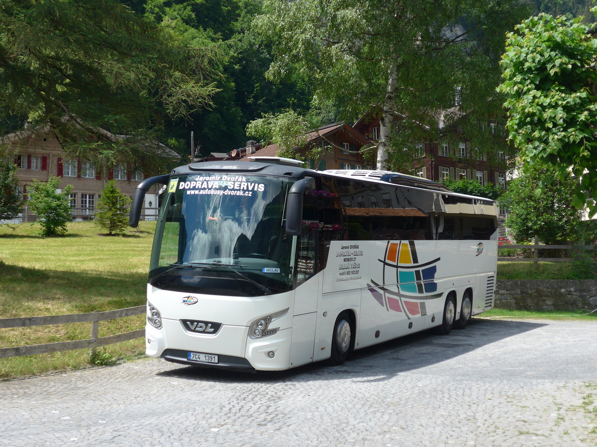 (194'417) - Aus Tschechien: Dvork, Mlad Vozice - 7C4 1391 - VDL am 25. Juni 2018 in Lauterbrunnen, Kirche