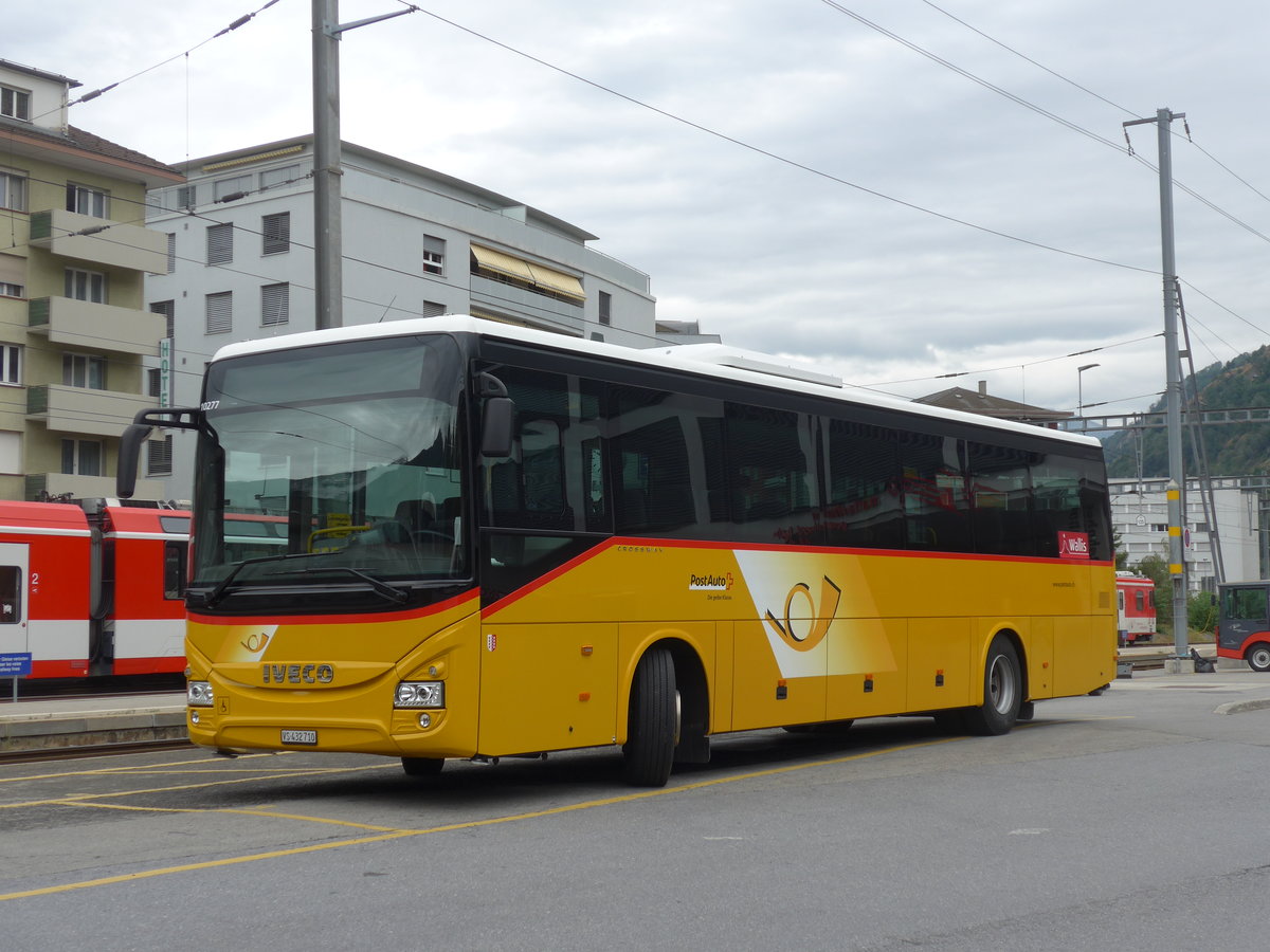 (194'929) - PostAuto Wallis - VS 432'710 - Iveco am 21. Juli 2018 beim Bahnhof Brig