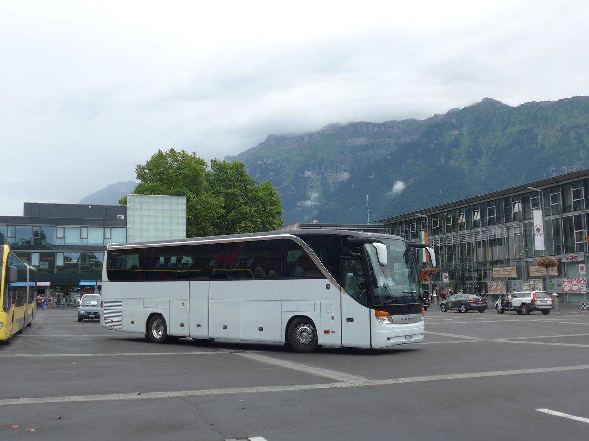 (195'023) - Aus Italien: ??? - FP-016 SR - Setra am 21. Juli 2018 beim Bahnhof Interlaken Ost