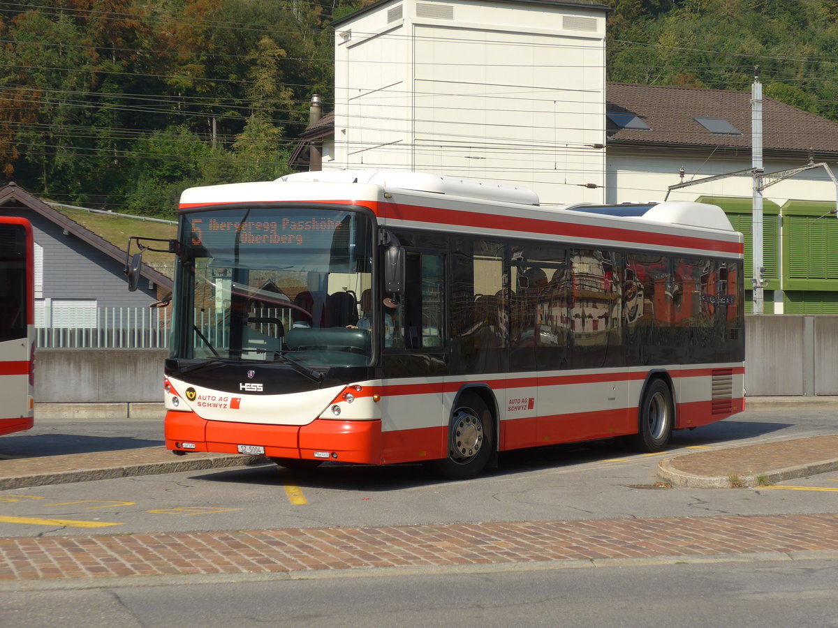 (195'385) - AAGS Schwyz - Nr. 4/SZ 5004 - Scania/Hess am 1. August 2018 beim Bahnhof Schwyz