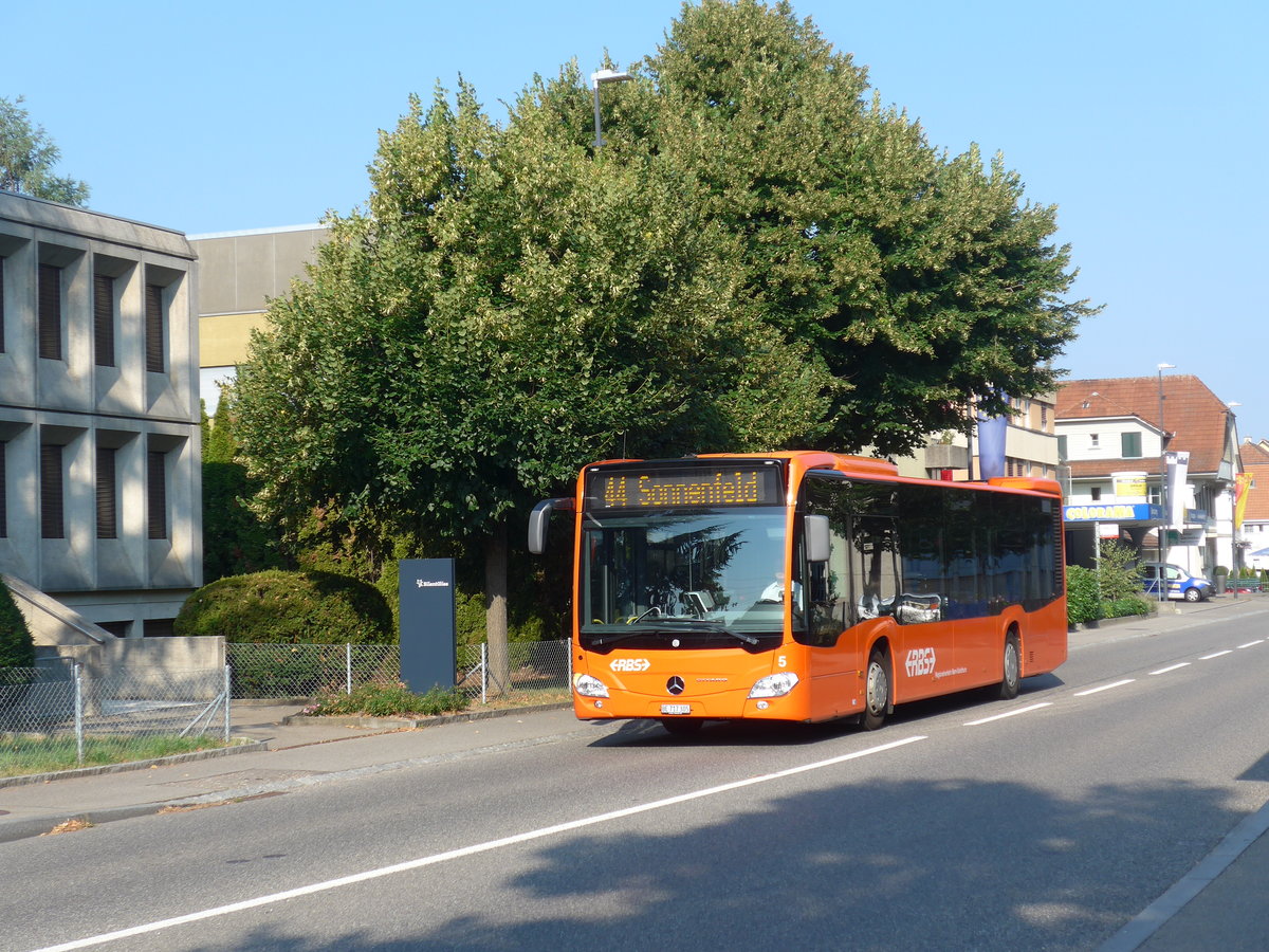 (195'532) - RBS Worblaufen - Nr. 5/BE 717'305 - Mercedes am 5. August 2018 beim Bahnhof Gmligen