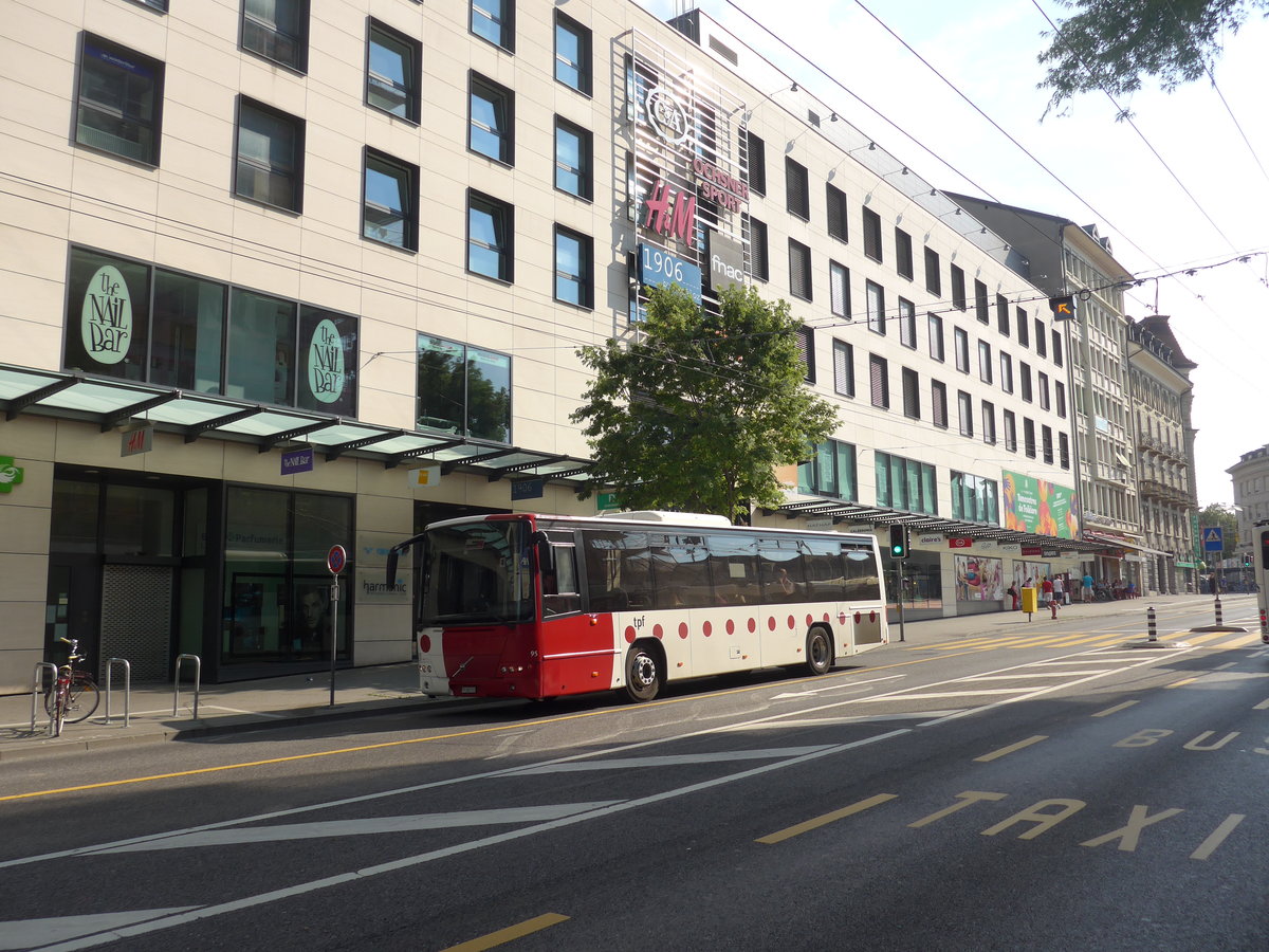 (195'656) - TPF Fribourg - Nr. 95/FR 300'313 - Volvo am 5. August 2018 beim Bahnhof Fribourg