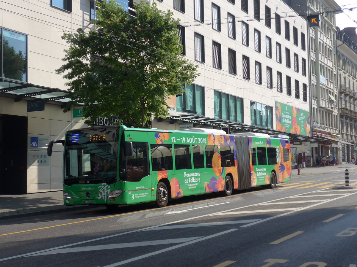 (195'666) - TPF Fribourg - Nr. 562/FR 300'443 - Mercedes am 5. August 2018 beim Bahnhof Fribourg