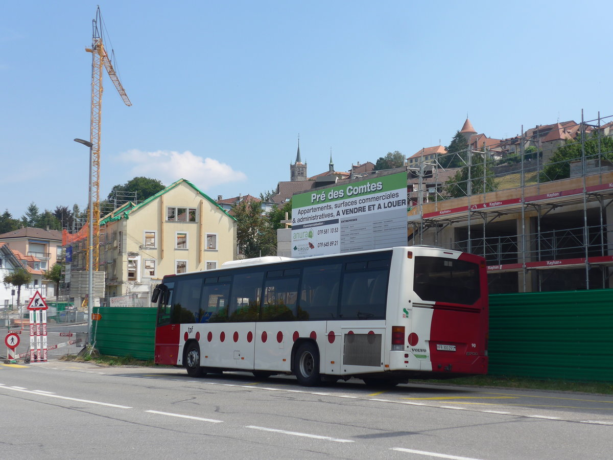 (195'685) - TPF Fribourg - Nr. 90/FR 300'291 - Volvo am 6. August 2018 beim Bahnhof Romont