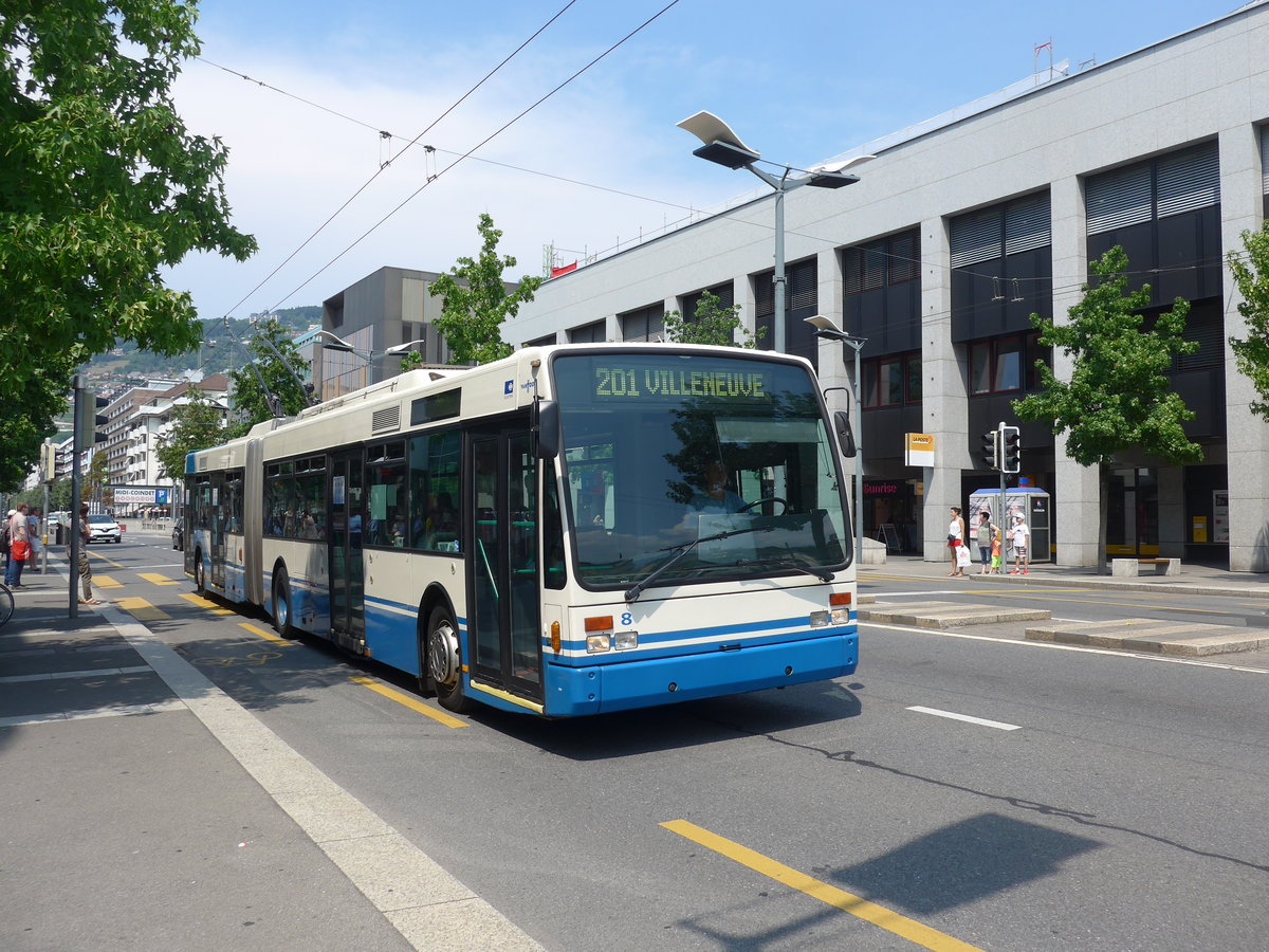 (195'693) - VMCV Clarens - Nr. 8 - Van Hool Gelenktrolleybus am 6. August 2018 beim Bahnhof Vevey