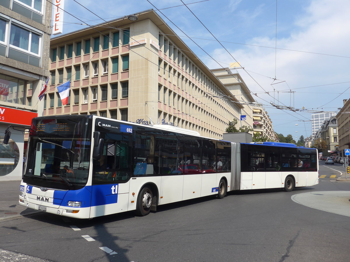 (195'752) - TL Lausanne - Nr. 692/VD 310'038 - MAN am 6. August 2018 beim Bahnhof Lausanne