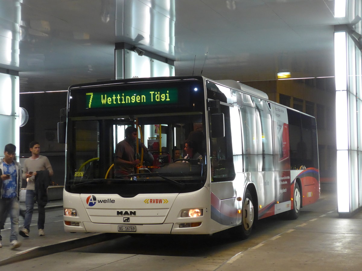 (195'950) - RVBW Wettingen - Nr. 90/AG 16'769 - MAN/Gppel am 17. August 2018 beim Bahnhof Baden