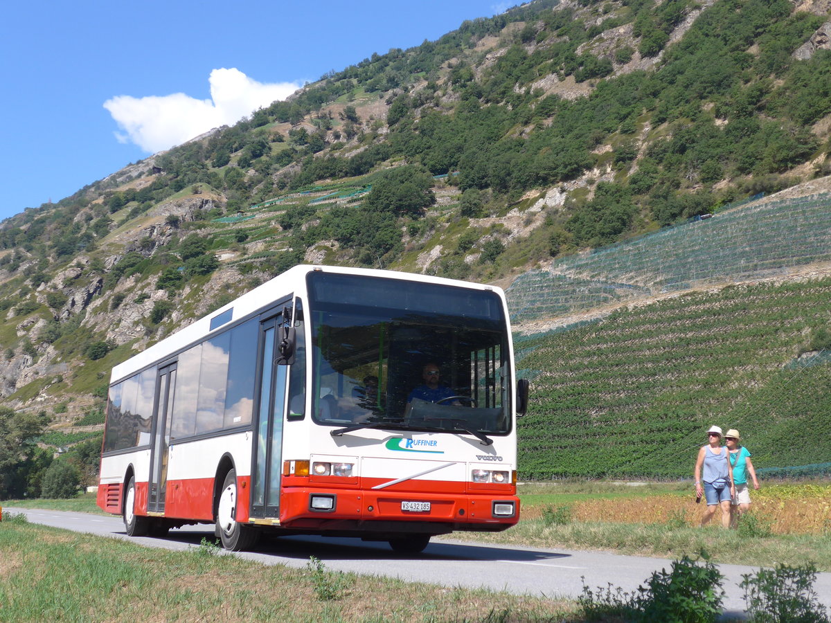 (196'051) - Ruffiner, Turtmann - VS 432'185 - Volvo/Berkhof (ex VR La Chaux-de-Fonds Nr. 93) am 19. August 2018 in Gampel, Open-Air