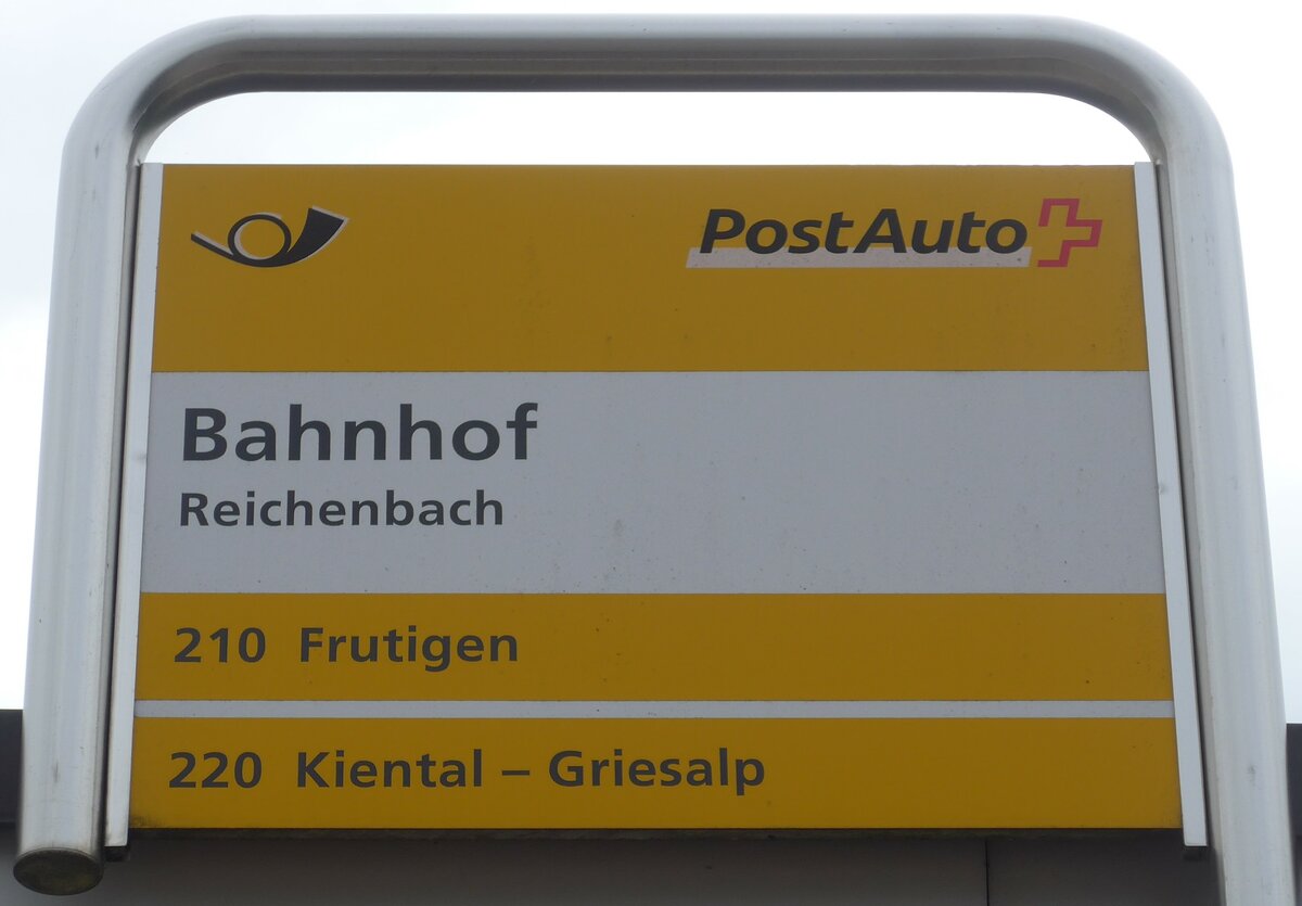 (196'451) - PostAuto-Haltestellenschild - Reichenbach, Bahnhof - am 2. September 2018
