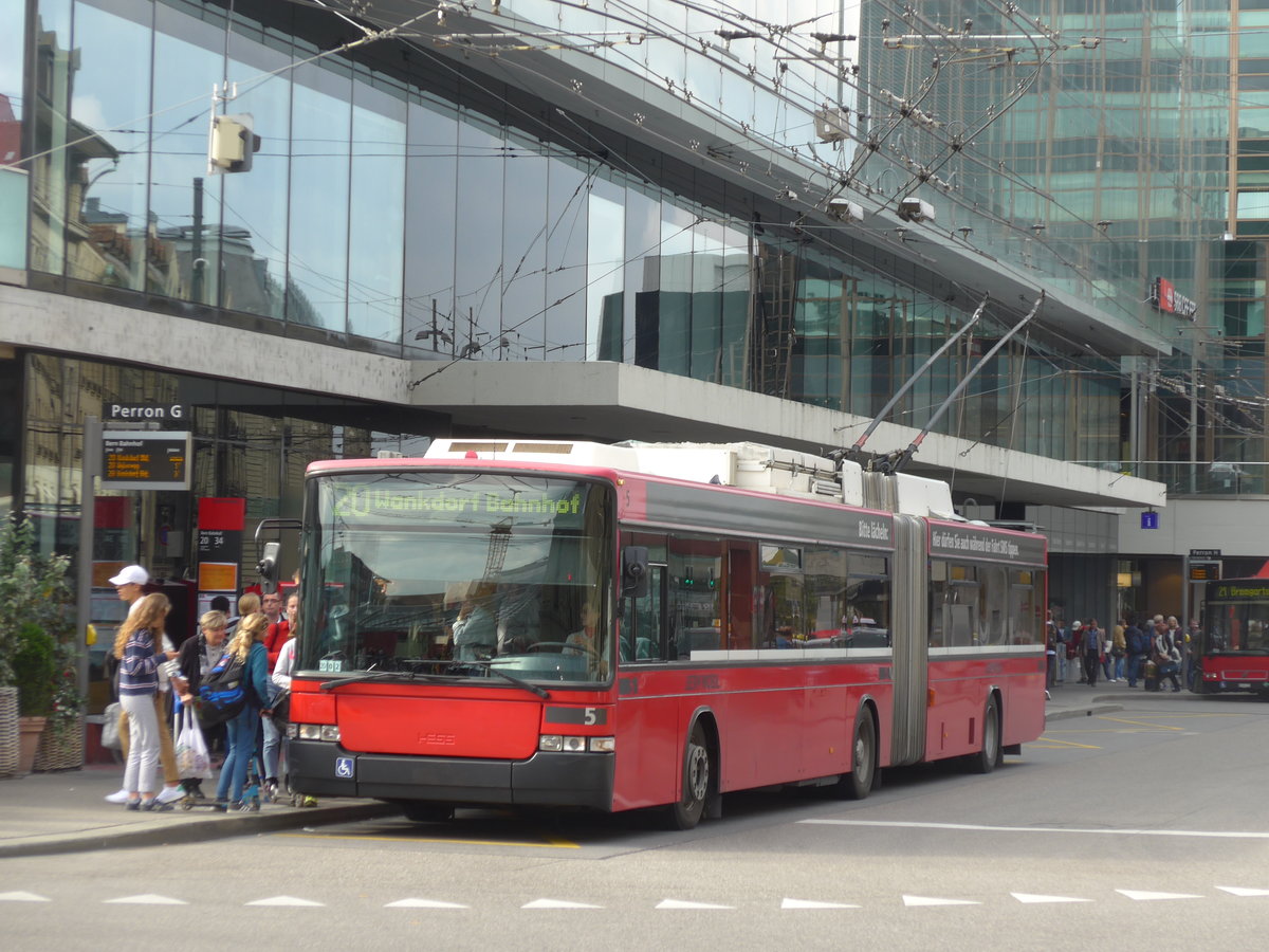 (196'576) - Bernmobil, Bern - Nr. 5 - NAW/Hess Gelenktrolleybus am 3. September 2018 beim Bahnhof Bern