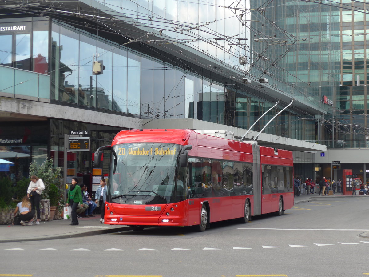 (196'579) - Bernmobil, Bern - Nr. 34 - Hess/Hess Gelenktrolleybus am 3. September 2018 beim Bahnhof Bern