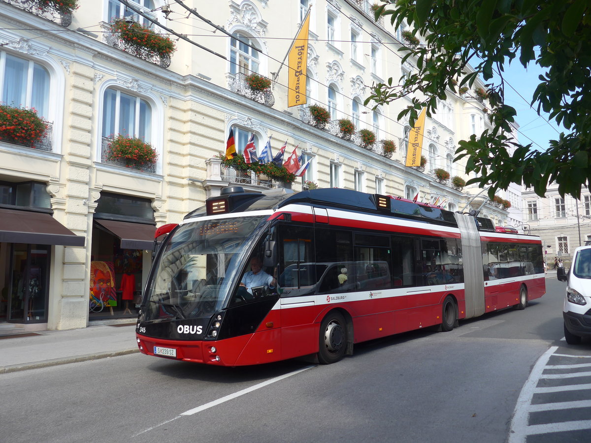 (197'254) - OBUS Salzburg - Nr. 345/S 239 SZ - Solaris Gelenktrolleybus am 13. September 2018 in Salzburg, Makartplatz