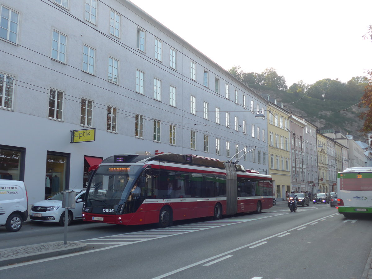 (197'371) - OBUS Salzburg - Nr. 332/S 820 RT - Solaris Gelenktrolleybus am 13. September 2018 in Salzburg, Hanuschplatz