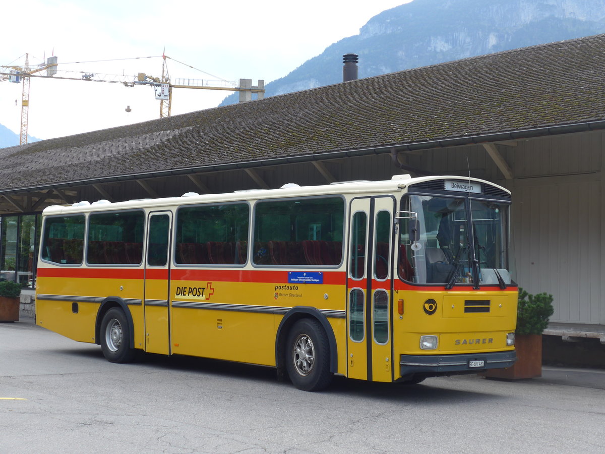 (197'695) - AVG Meiringen - Nr. 74/BE 607'481 - Saurer/R&J (ex PostAuto Berner Oberland; ex P 24'357) am 16. September 2018 beim Bahnhof Meiringen