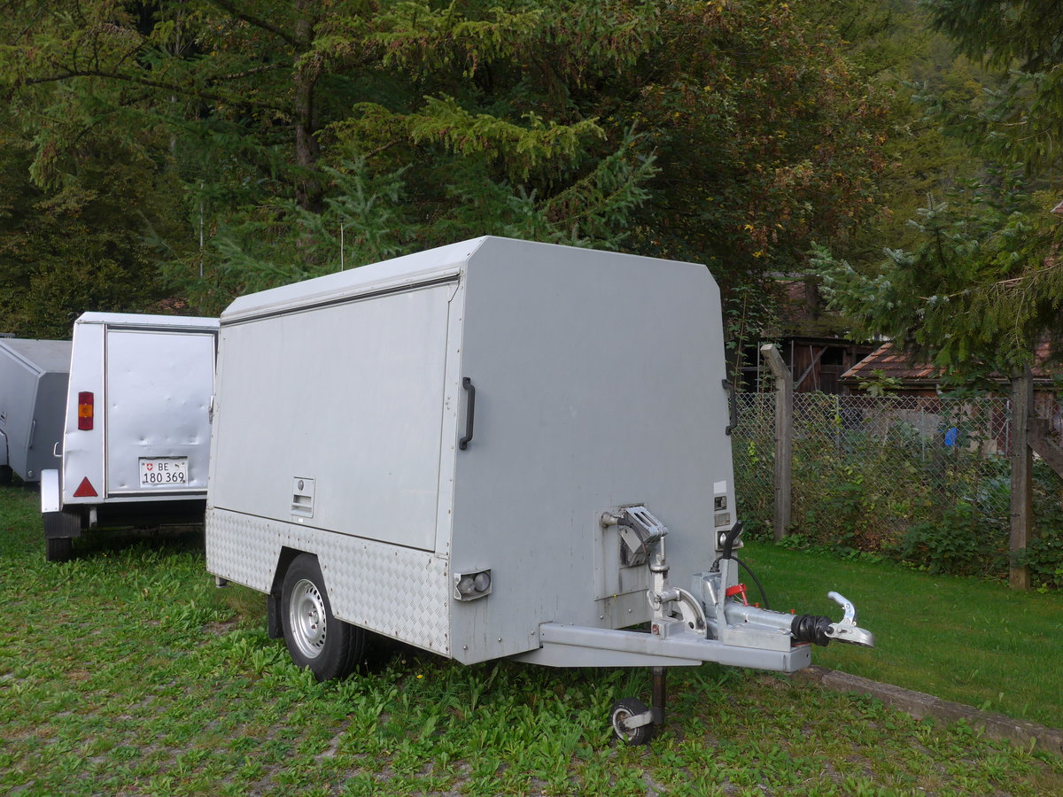 (197'876) - AVG Meiringen - BE 195'869 - Zbinden Gepckanhnger (ex P 31'240) am 16. September 2018 in Meiringen, Garage