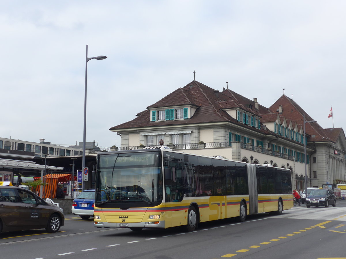 (198'127) - STI Thun - Nr. 121/BE 700'121 - MAN am 8. Oktober 2018 beim Bahnhof Thun