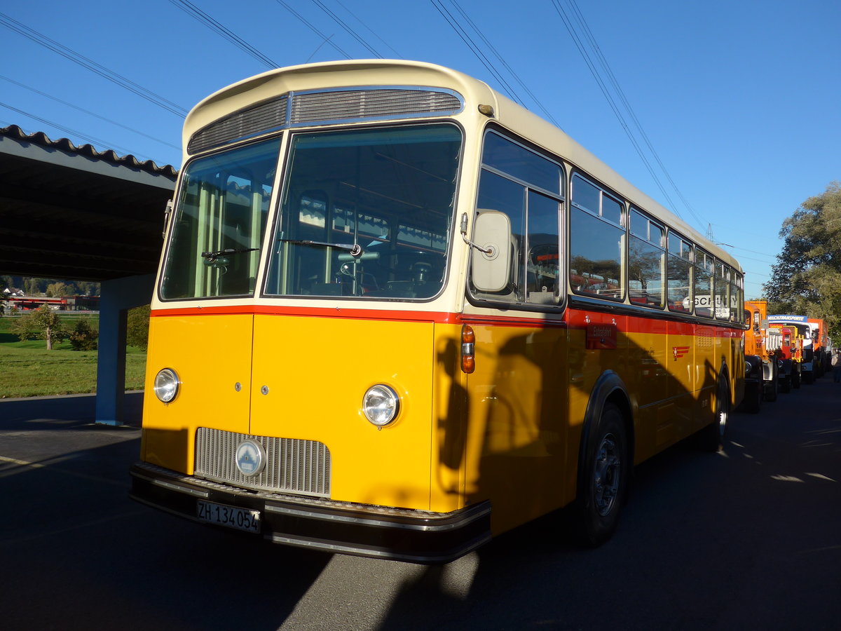 (198'136) - Gehrig, Rudolfstetten - ZH 134'054 - Saurer/Saurer (ex Guggenbhl, Eschenbach; ex Hugener, Stein; ex Moser, Preonzo; ex Geiger, Adelboden Nr. 20; ex P 25'534) am 13. Oktober 2018 in Schnis, Bicoareal