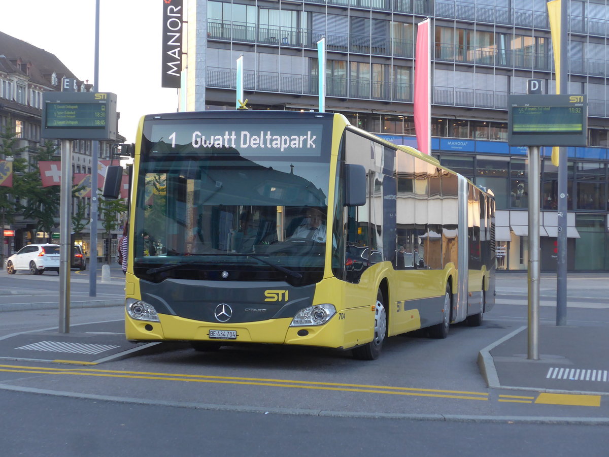 (198'294) - STI Thun - Nr. 704/BE 434'704 - Mercedes am 14. Oktober 2018 beim Bahnhof Thun