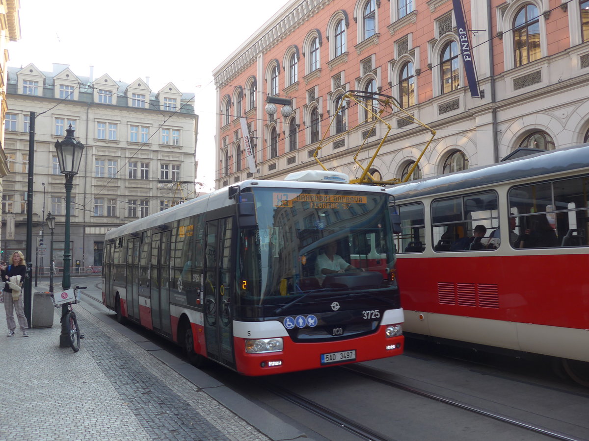 (198'429) - DPP Praha - Nr. 3725/5AD 3497 - SOR am 18. Oktober 2018 in Praha, Masarykovo