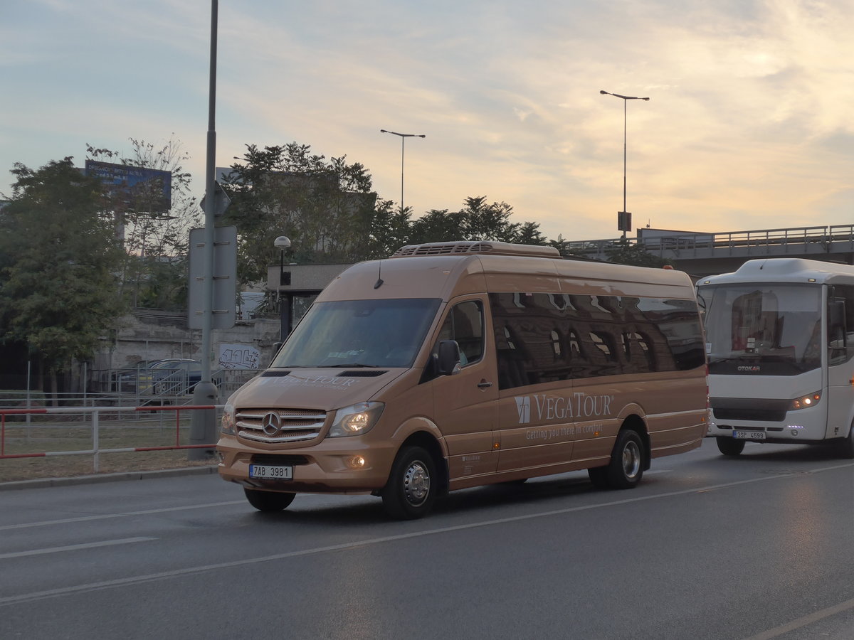 (198'914) - Vega Tour, Praha - 7AB 3981 - Mercedes am 20. Oktober 2018 in Praha, Florenc