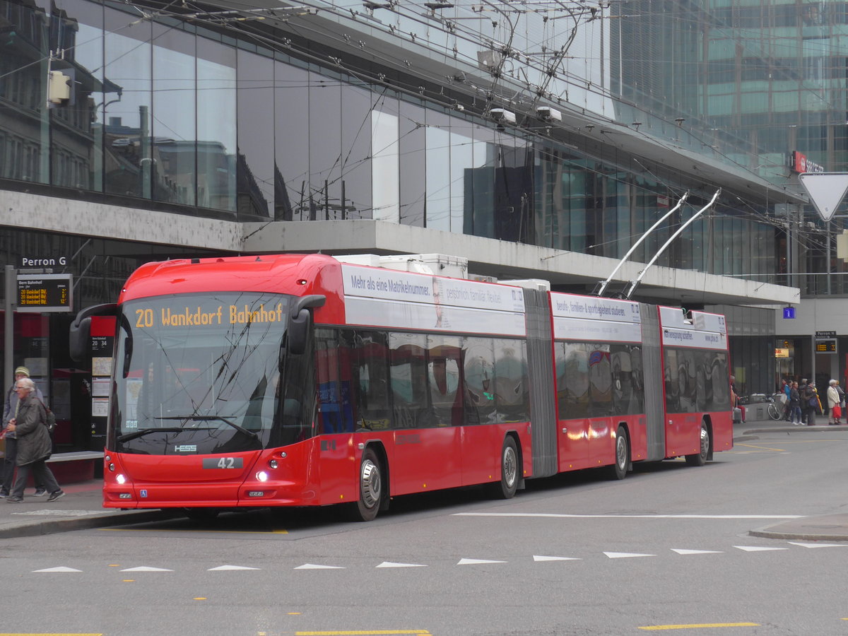 (199'068) - Bernmobil, Bern - Nr. 42 - Hess/Hess Doppelgelenktrolleybus am 29. Oktober 2018 beim Bahnhof Bern