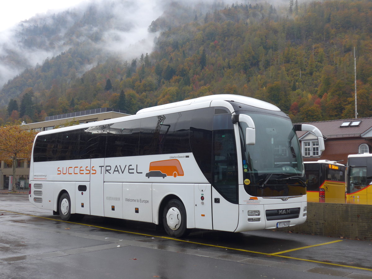 (199'146) - Aus Griechenland: Success Travel, Athen - YTI-6200 - MAN am 29. Oktober 2018 beim Bahnhof Interlaken Ost