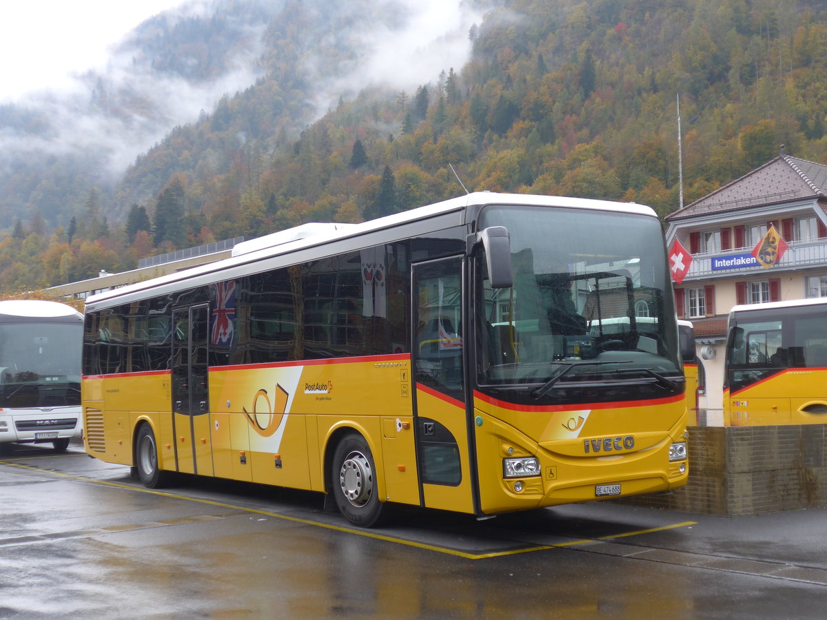 (199'147) - PostAuto Bern - BE 474'688 - Iveco am 29. Oktober 2018 beim Bahnhof Interlaken Ost