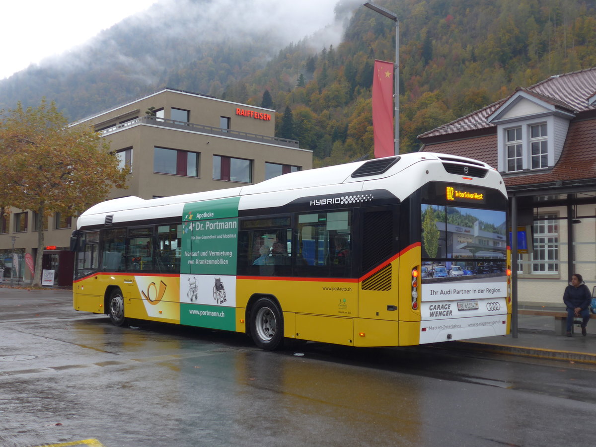 (199'156) - PostAuto Bern - BE 610'542 - Volvo am 29. Oktober 2018 beim Bahnhof Interlaken Ost