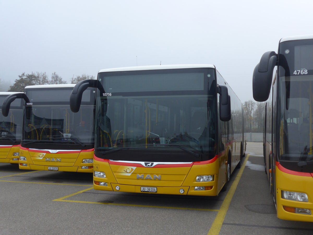 (199'200) - CarPostal Ouest - JU 36'104 - MAN am 4. November 2018 in Develier, Parkplatz