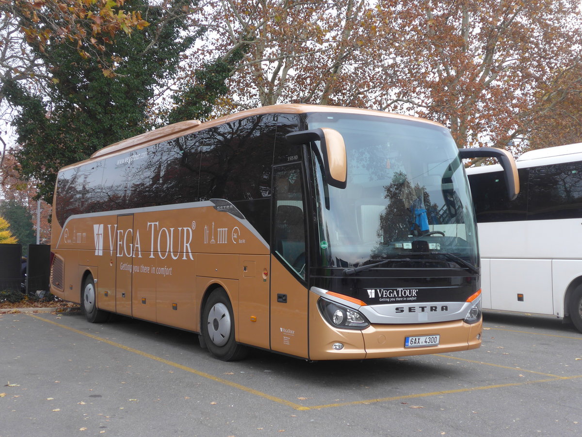 (199'429) - Aus Tschechien: Vega Tour, Praha - Nr. 24/6AX 4300 - Setra am 18. November 2018 in Zrich, Sihlquai