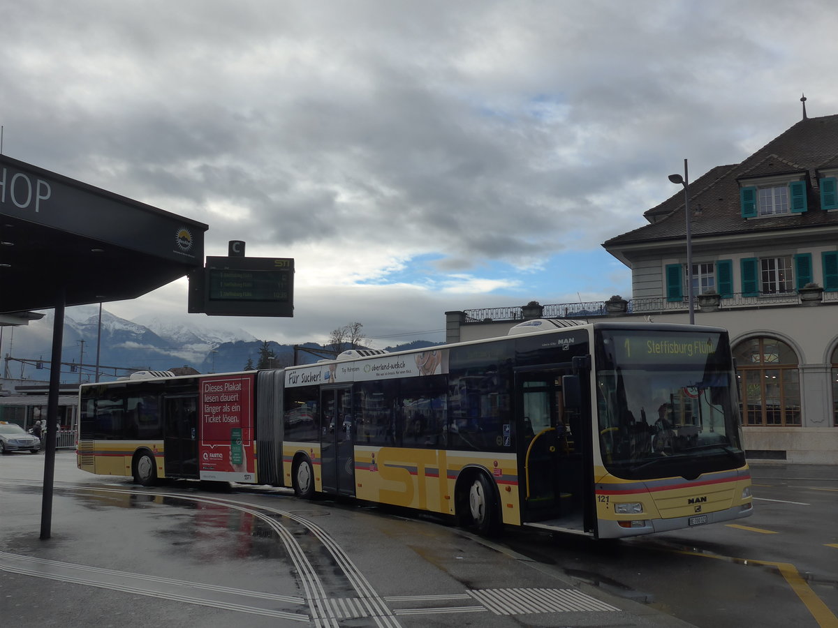 (199'645) - STI Thun - Nr. 121/BE 700'121 - MAN am 6. Dezember 2018 beim Bahnhof Thun