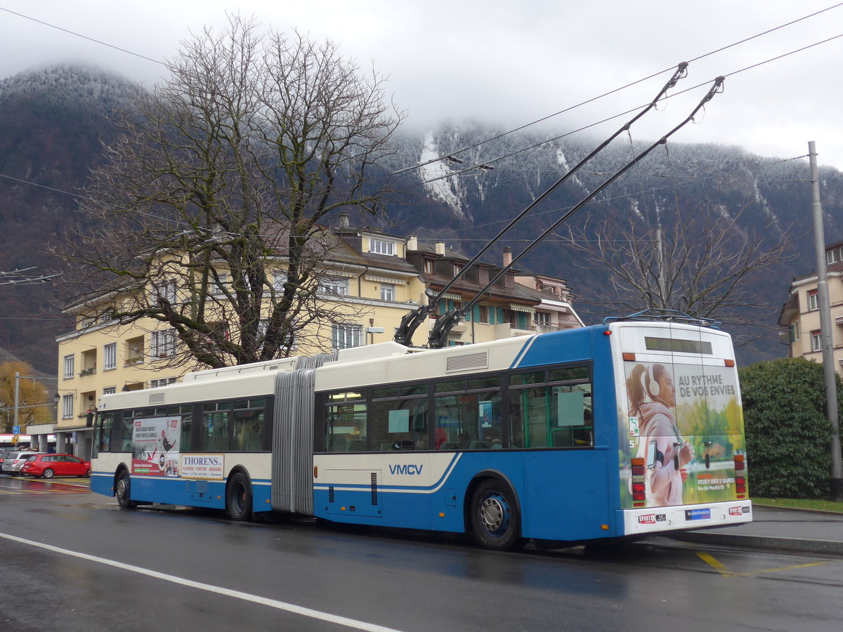 (200'052) - VMCV Clarens - Nr. 5 - Van Hool Gelenktrolleybus am 17. Dezember 2018 beim Bahnhof Villeneuve