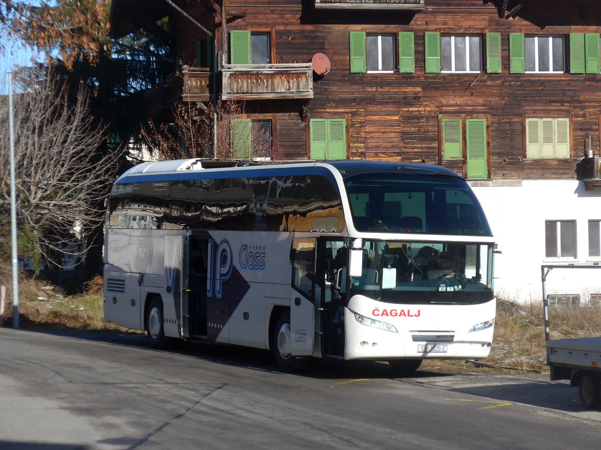 (200'220) - Aus Kroatien: Cagalj, Omis - ST 3825-C - Neoplan am 25. Dezember 2018 beim Bahnhof Zweisimmen