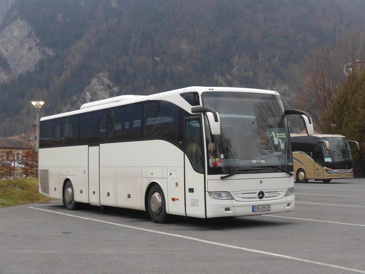 (200'534) - Aus Deutschland: Mckenhausen, Gangkofen - PAN-EM 419 - Mercedes am 1. Januar 2019 beim Bahnhof Interlaken West