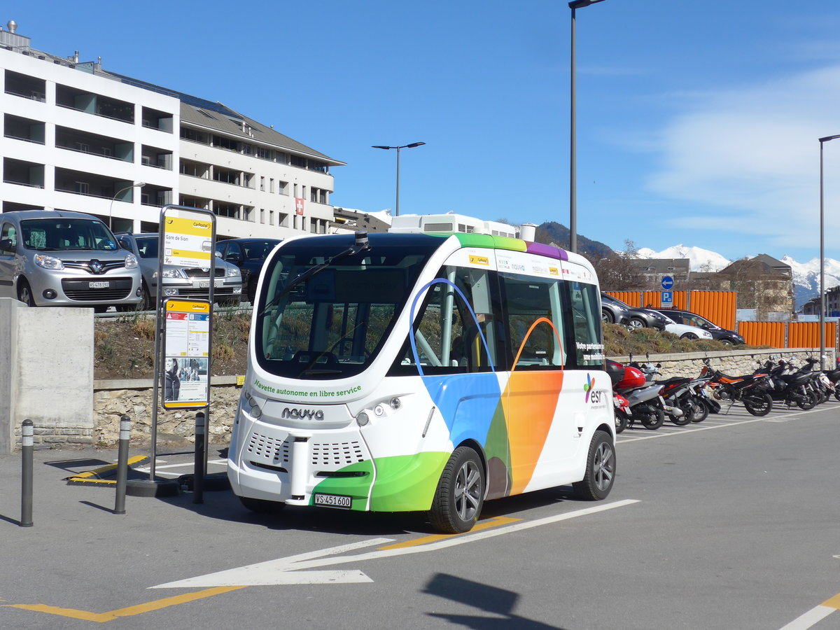 (202'404) - PostAuto Wallis - VS 451'600 - Navya am 16. Mrz 2019 beim Bahnhof Sion