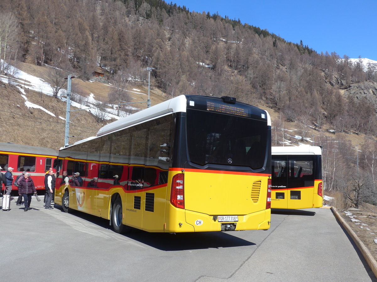 (202'610) - PostAuto Graubnden - GR 177'316 - Mercedes am 20. Mrz 2019 beim Bahnhof Susch