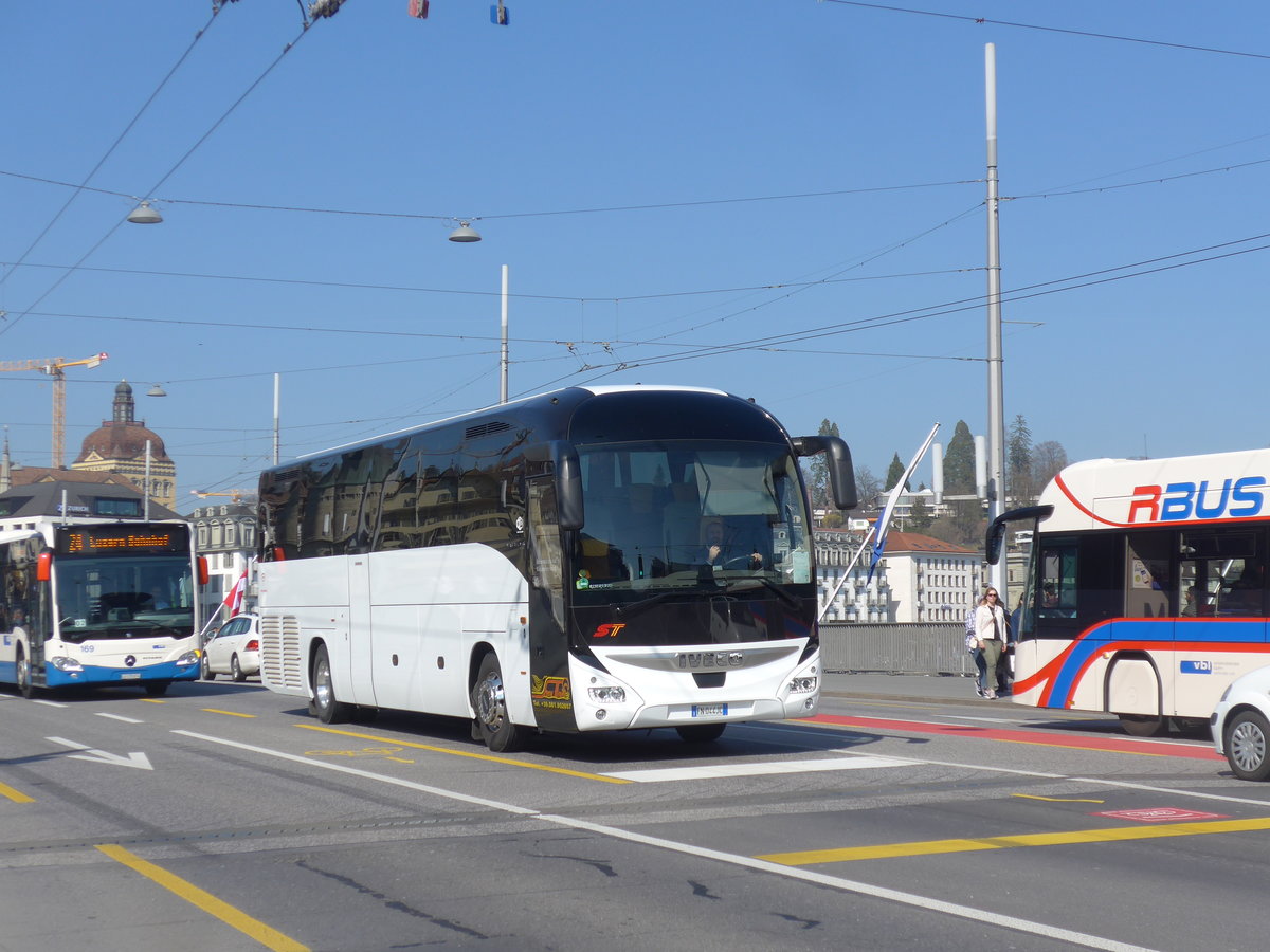 (203'025) - Aus Italien: Stern Travel - FN-044 JC - Iveco am 23. Mrz 2019 in Luzern, Bahnhofbrcke