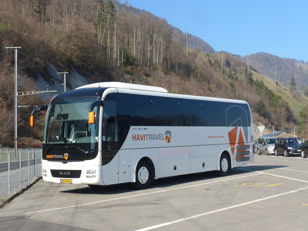 (203'042) - Aus Holland: Havi Travel, Loenen - Nr. 420/09-BJG-6 - MAN am 23. Mrz 2019 beim Bahnhof Alpnachstad